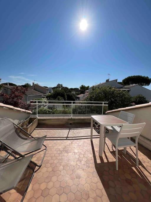 Magnifique Appartement Traversant Avec Vue Sur Le Golf ลา กร็องเดอ-ม็อต ภายนอก รูปภาพ